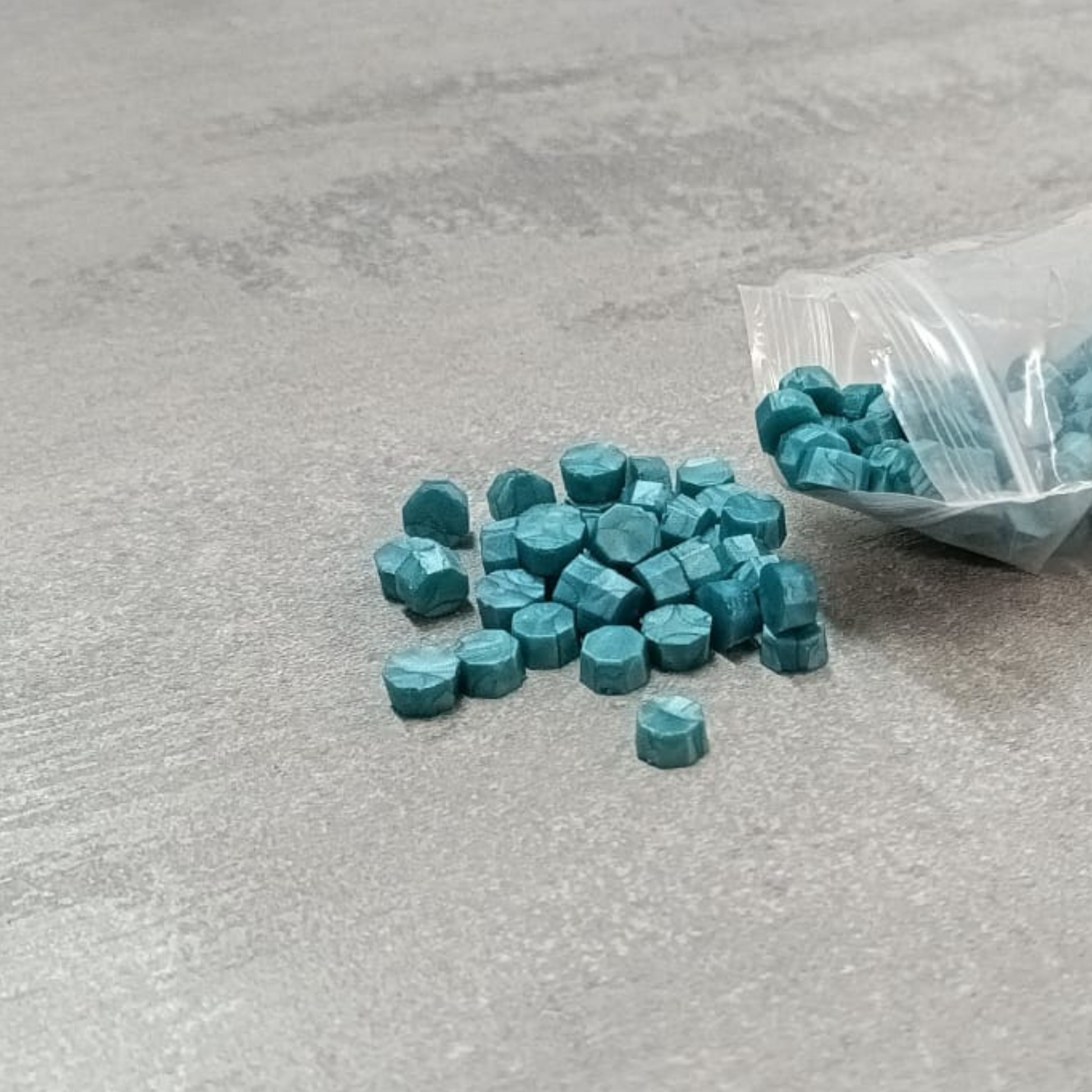 cera-in-grani-azzurro-acqua