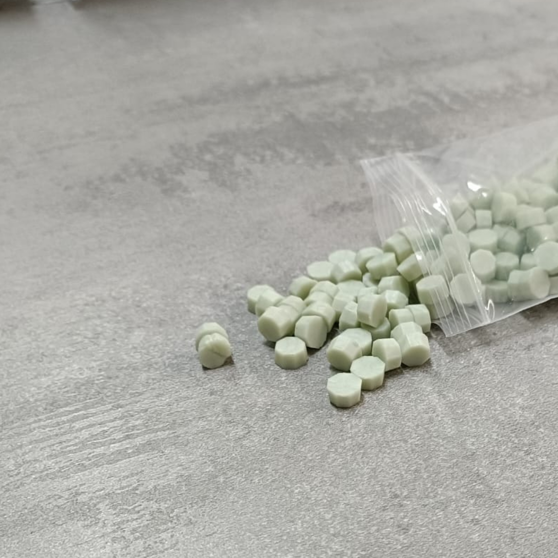 cera-in-grani-verde-pallido